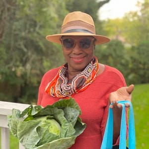 Picture of Registered Dietitian Gloria Bent holding vegetables.